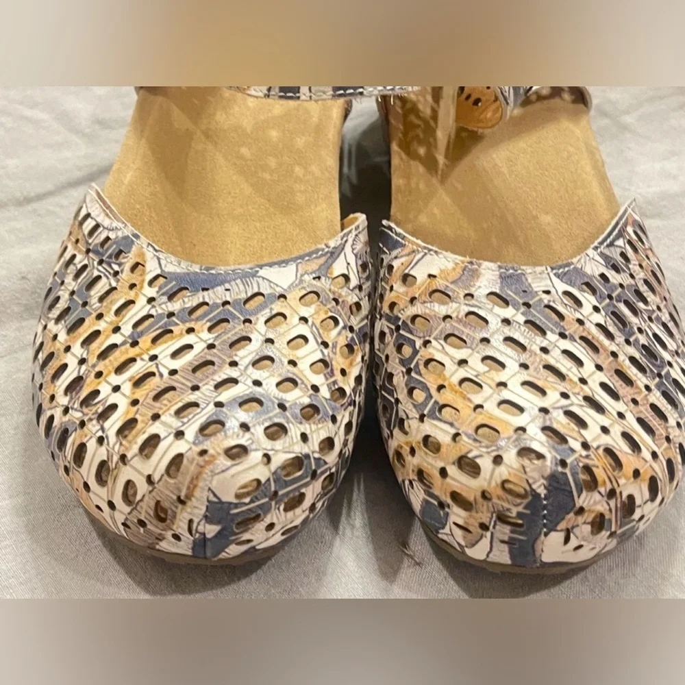 Spring Step Wedges with Cream and Brown Leaf Design - Picture 2 of 6